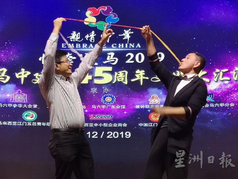 魔术表演者吴松涛与吴添福互动。（图：星洲日报）