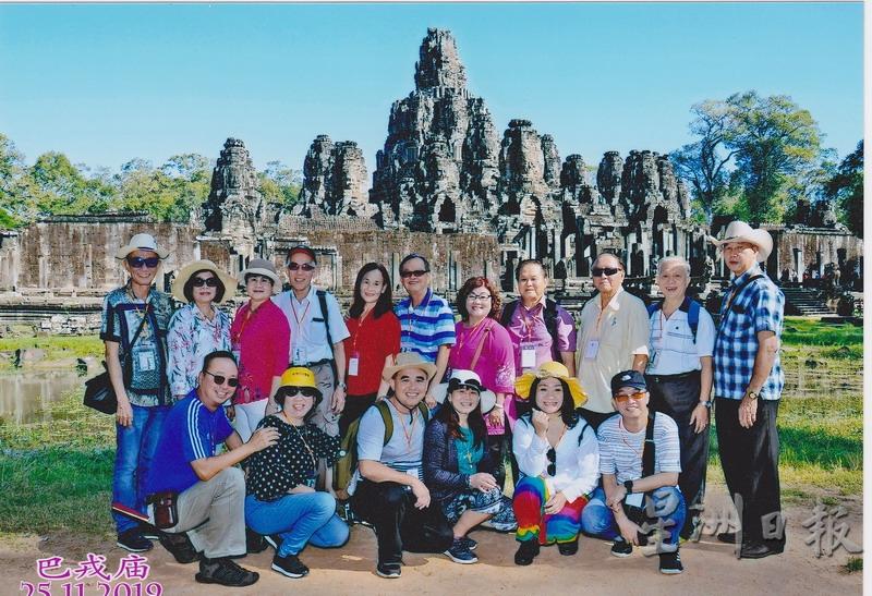马来西亚增龙总会一行人参观柬埔寨吴哥窟合摄，后排左是黄润松。（图：星洲日报）