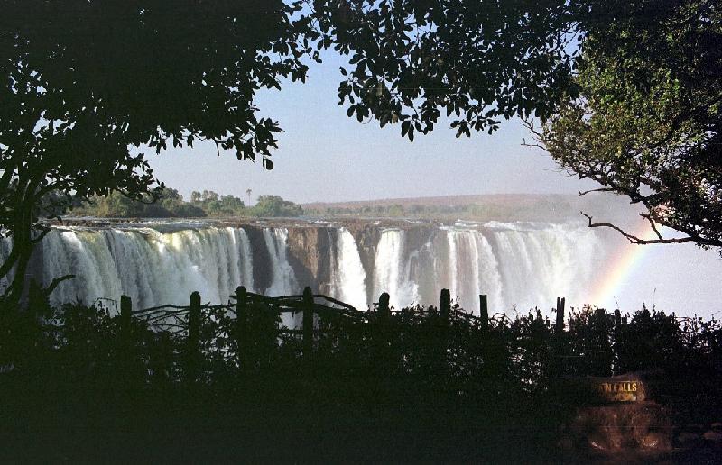维多利亚瀑布被誉为世界第三大瀑布，河水倾泻百米而下，场面壮观。（图：法新社档案照）
