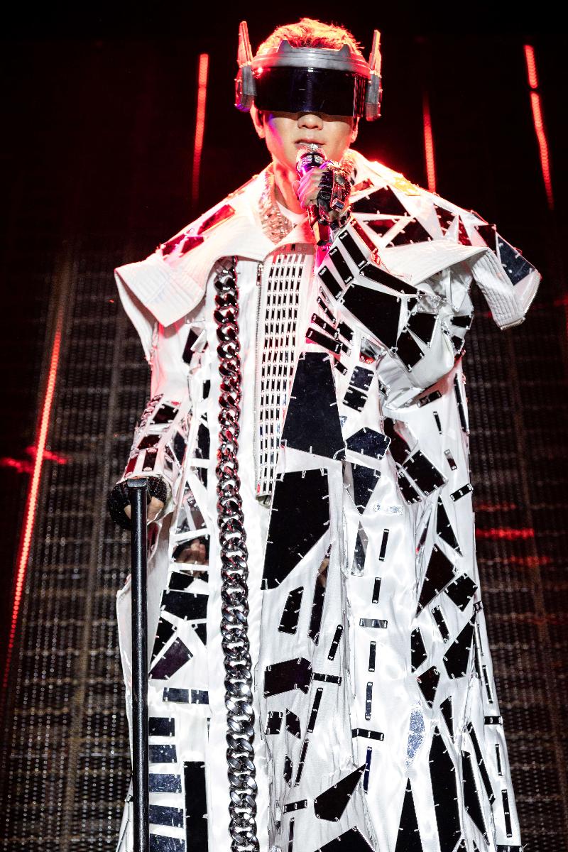 林俊杰在演唱会上化身“未来战士”，气势十足演唱电音版的《曹操》做开场，点燃全场逾4万粉丝的热情。