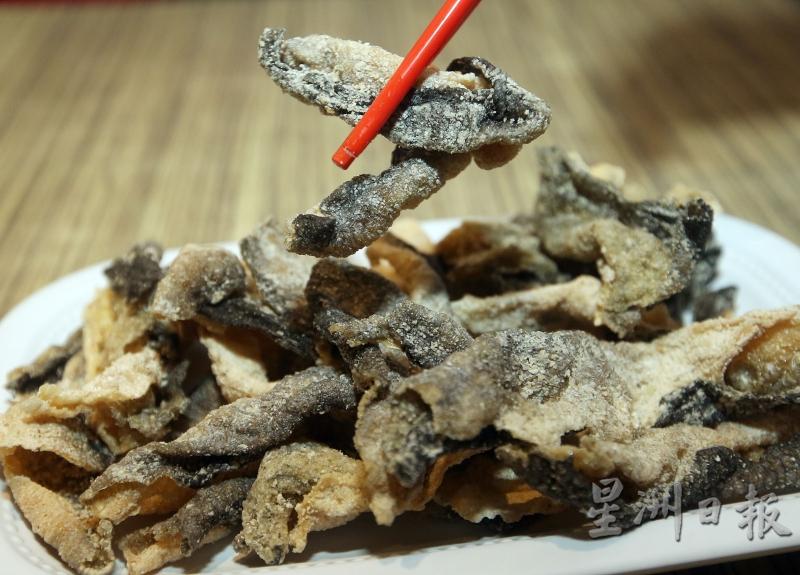 香港炸鱼片（16令吉）炸鱼片所使用的是三文鱼的鱼皮，香脆美味，可当成零食吃，也可放入汤锅里浸泡再享用。（图：星洲日报）