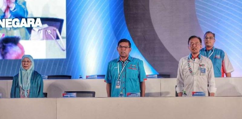 公正党主席安华（右起）、总秘书赛夫丁及顾问旺阿兹莎出席最后一天大会，独缺署理主席阿兹敏（空位）。（照片取自《马来邮报》）