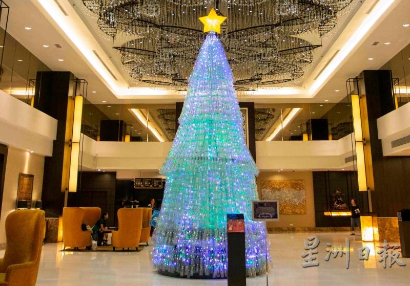 惠胜团队使用可重复使用的塑料瓶构造了16英尺高圣诞树，庆祝圣诞节。（图：星洲日报）