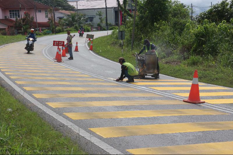 
若民众发现某地区或道路弯曲而亟需画减速黄线，或提高安全警示，可向市议会反映。
