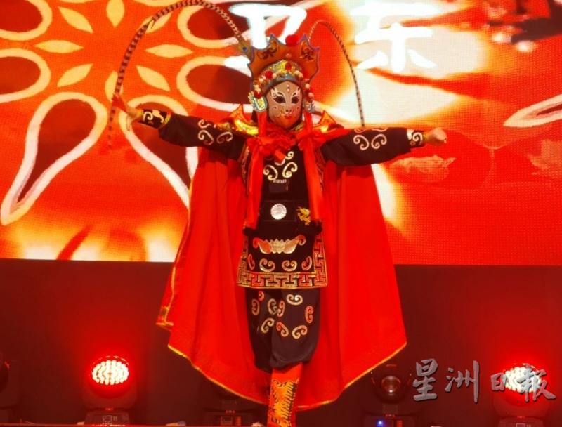 中国国家级表演者卫东呈献了中国川剧变脸。（图：星洲日报）
