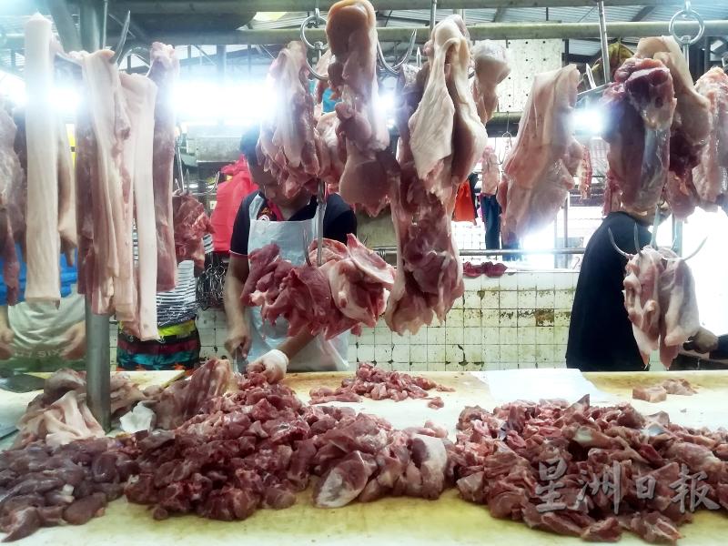 甘拔士屠宰场昨日因被断水被突然停止屠宰工作，导致猪肉供应不足，业者还须到外州添购猪肉补充货源。（图：星洲日报）