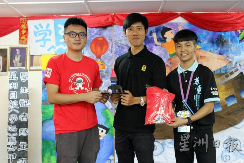 戴小同（左起）颁发纪念品给陈宏亮，右为营长林杰胜。（图：星洲日报）