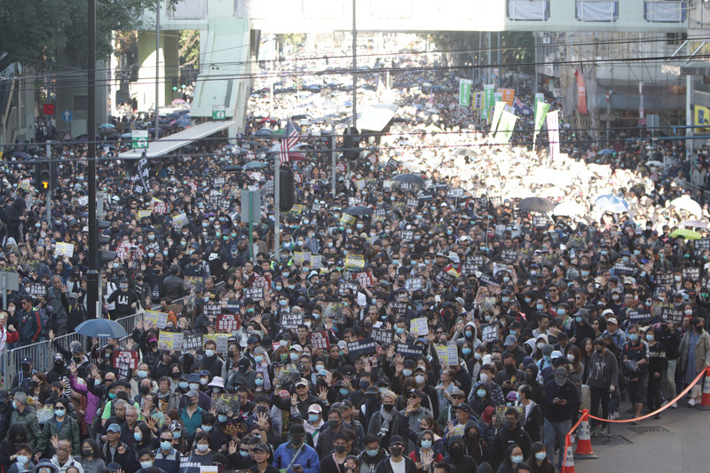 香港泛民主派团体民间人权阵线8日下午3时举行国际人
权日游行，同时继续争取“反送中”运动诉求。图为游
行人潮从铜锣湾出发时的景象。（图：中央社）