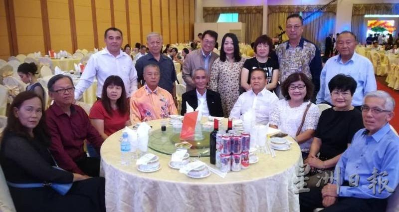 马来西亚增龙总会乡亲出席柬埔寨广东增城同乡会成立联欢晚宴，坐者左起是郭胜友夫妇、曾志悻夫人、郭才华、黄润松、钟联胜夫妇及黄林友夫妇。（图：星洲日报）