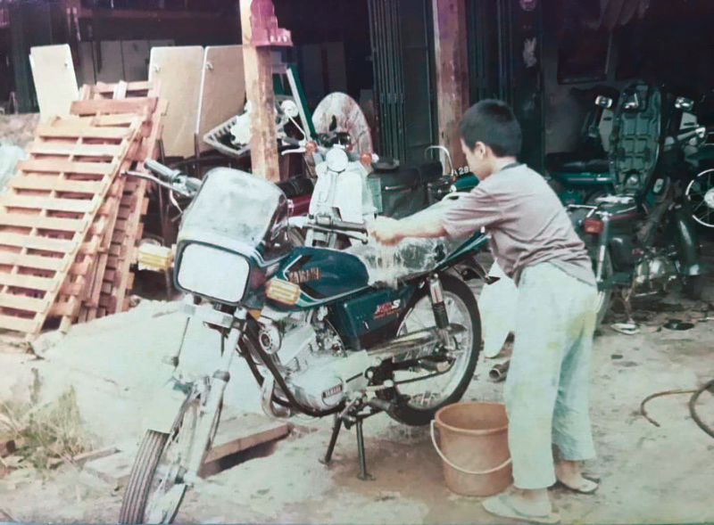 张伟贤从小就在店里帮忙，在耳濡目染之下培养对维修摩哆车的兴趣。