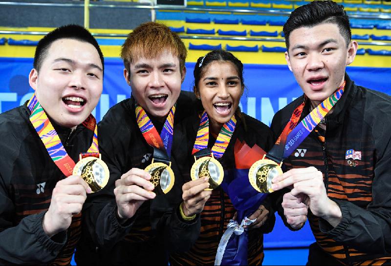 国羽3金英雄李梓嘉（右起）、吉苏娜、蘇偉譯与谢定峰赛后手持金牌同欢庆。