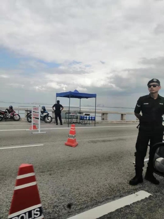 警方在槟城大桥关闭2条车道设路障。