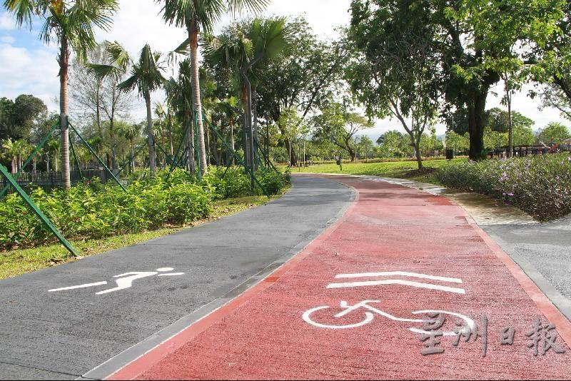 公园内原有的行人道，以明显的颜色划分为灰色跑道与红色脚车道。
