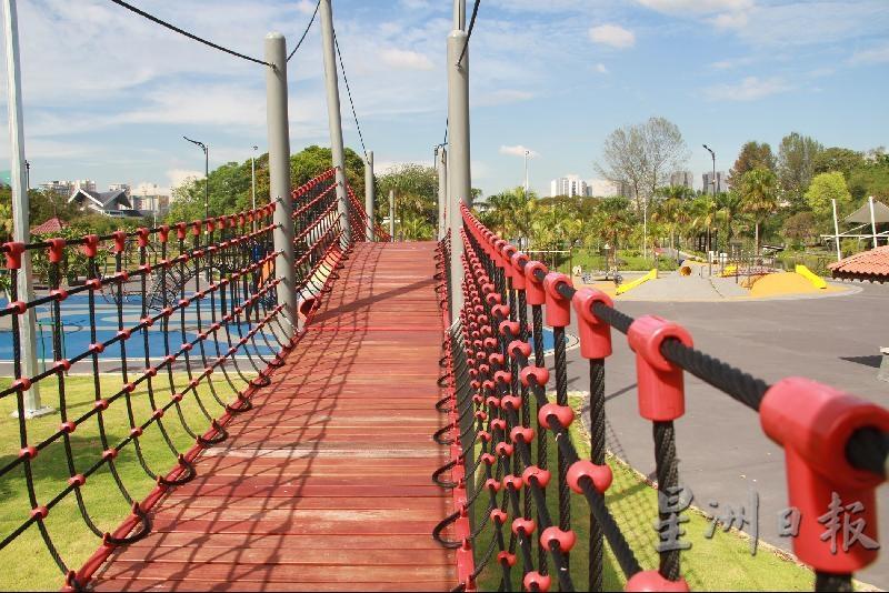 儿童游乐设施的吊桥，也是民众拍照打卡的好地方。