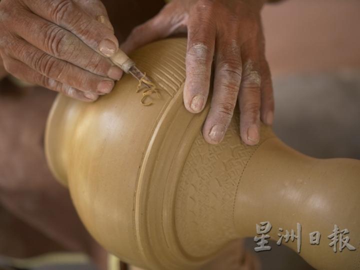 从陶土到陶葫芦，全程只用双手和简单的工具。