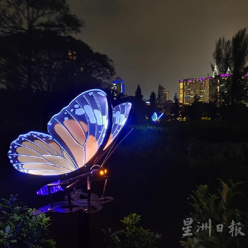灯光闪烁的16只花蝴蝶藏在迷宫花园内，十分漂亮。
