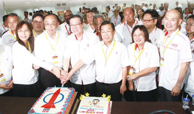 行动党秘书长林冠英（前排左三）昨日为行动党吉隆坡联邦直辖区代表大会主持开幕后，107位出席党员为他献上惊喜，并高唱生日歌，为他庆祝59岁生日。