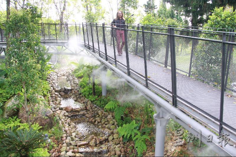 公园内新增的天桥步道不断喷射出水汽，让人如临仙境。