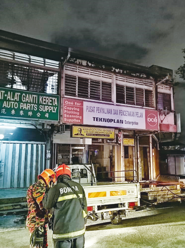 店屋楼上失火，导致一名孟加拉外劳被严重烧伤。