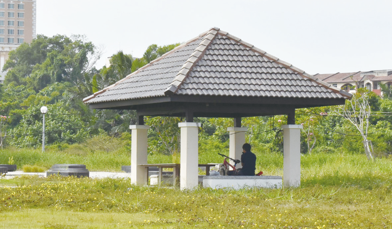 凉亭常会见到游手好闲的青少年踪影。 凉亭常会见到游手好闲的青少年踪影。