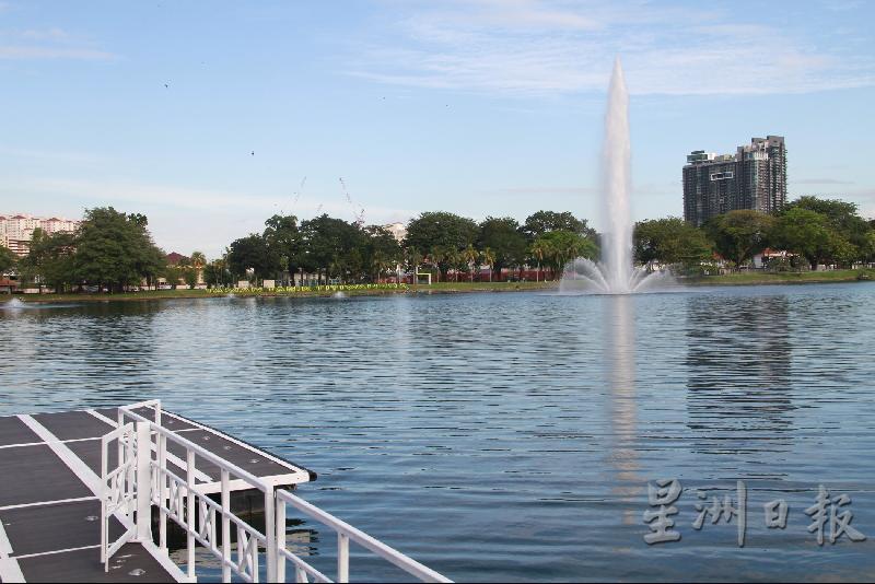 配合帝帝皇沙湖滨公园提早在12月中开放，公园内的大湖泊喷射喷泉也在9日（周一）重新启动。