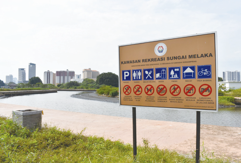 当局在河边休闲公园设置了一些休闲设施,包括健康走道及凉亭等等。可是,由於缺乏人潮,以致这些设施幾乎“英雄无用武之地”。 当局在河边休闲公园设置了一些休闲设施,包括健康走道及凉亭等等。可是,由於缺乏人潮,以致这些设施幾乎“英雄无用武之地”。