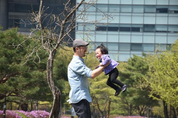 首尔汝矣岛公园就是小孩的世界中心。（图/陈伟哲）