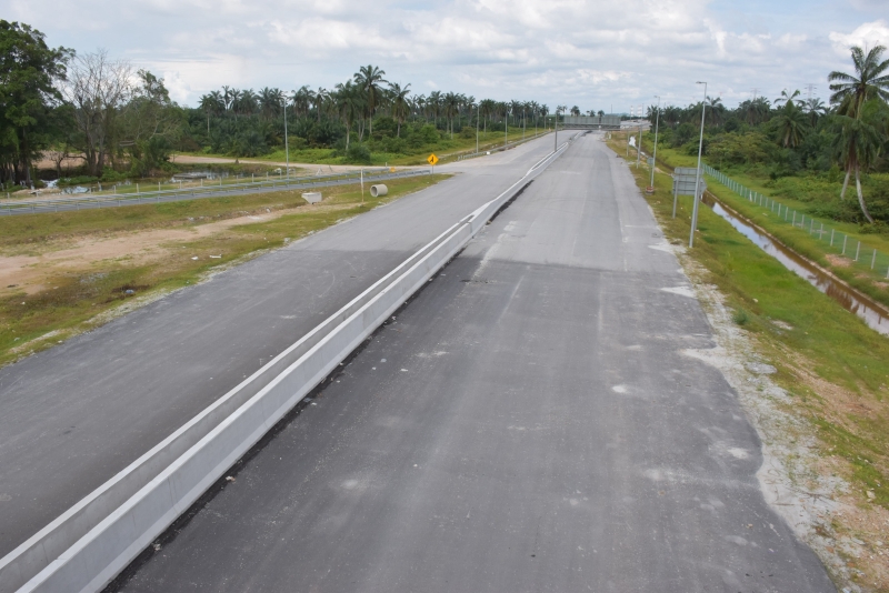 从武吉拉惹北往北部的西海岸大道，仍在施工中。