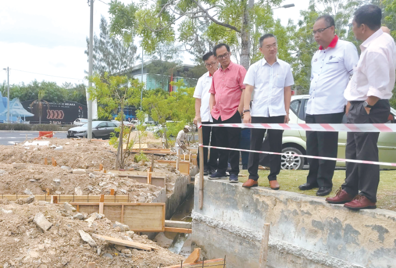 曼梳(右二起)、邱培栋、刘志良及陈劲源巡视哥打沙班达道路及排水系统提昇工程。