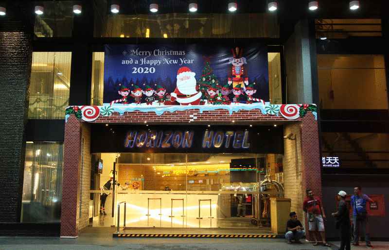 亚庇豪丽胜酒店大门前布置的圣诞装饰，让人感受到渐浓的圣诞气息。