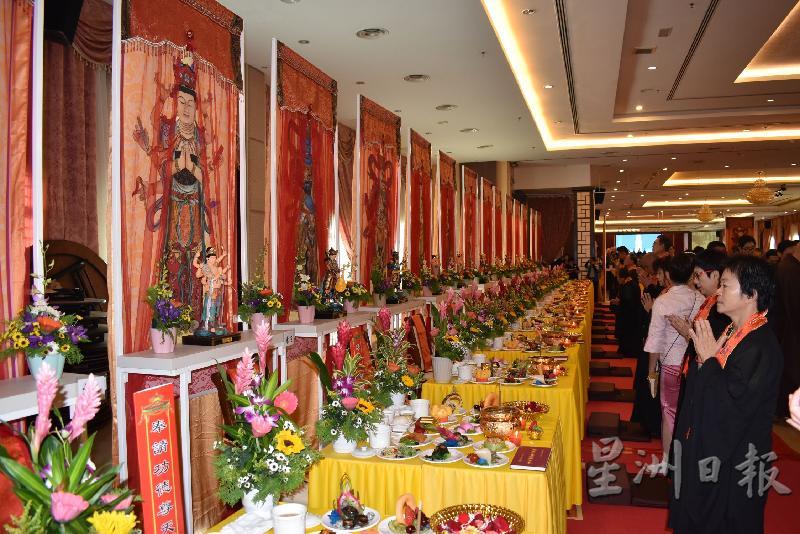 法会设有32个坛位，包括廿四尊天等。