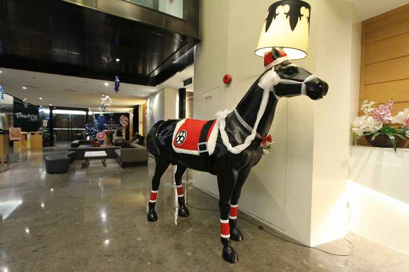 豪丽胜酒店大厅的黑马落地灯也换上圣诞装。