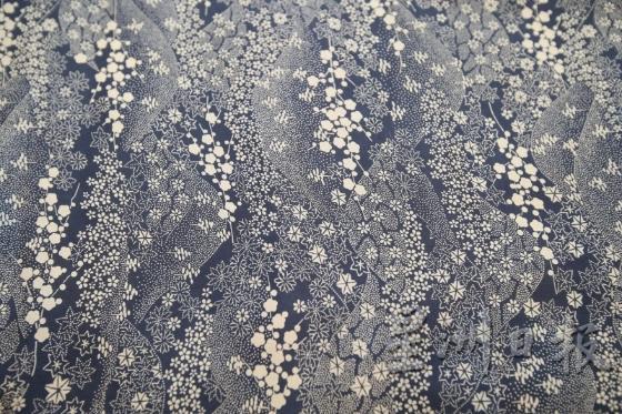 江户小纹最大的特点在于它的纹样流畅自然，没有间隙，让人察觉不到这些纹样是靠人手叠加上去的。