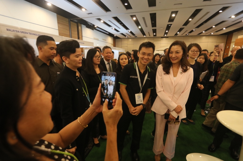 国际巨星杨紫琼（右）魅力无法挡！论坛与会者纷纷化为“粉丝”，争取与偶像合影留念。