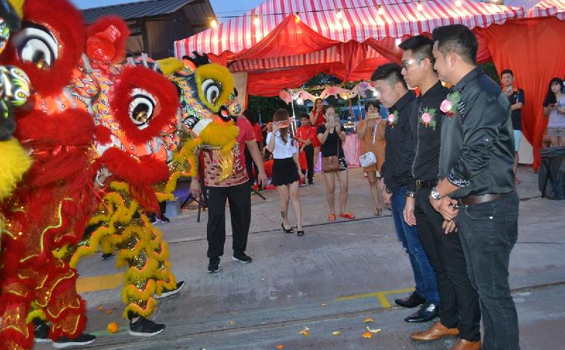 蔡庆文（右起）、吕政邦及谢凯文主持舞狮采青仪式及接受敬礼。