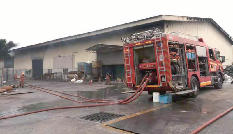 救火行动触动22名消拯员,包括3辆消拯引擎、1辆紧急医药援救服务(EMRS)救护车和1辆水槽车。