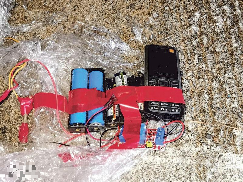 土制炸弹的遥控装置，由手提电话、电池及电路板组装而成。（图：香港明报）