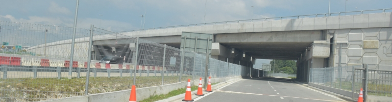 其中一座横跨巴生中路武吉拉惹镇的西海岸大道高架天桥。