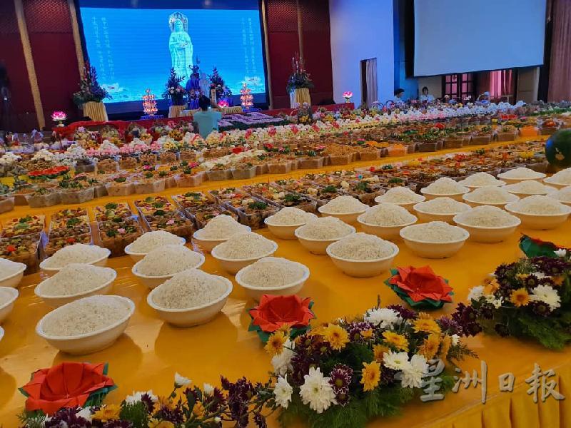 面燃大士坛前供品丰盛。