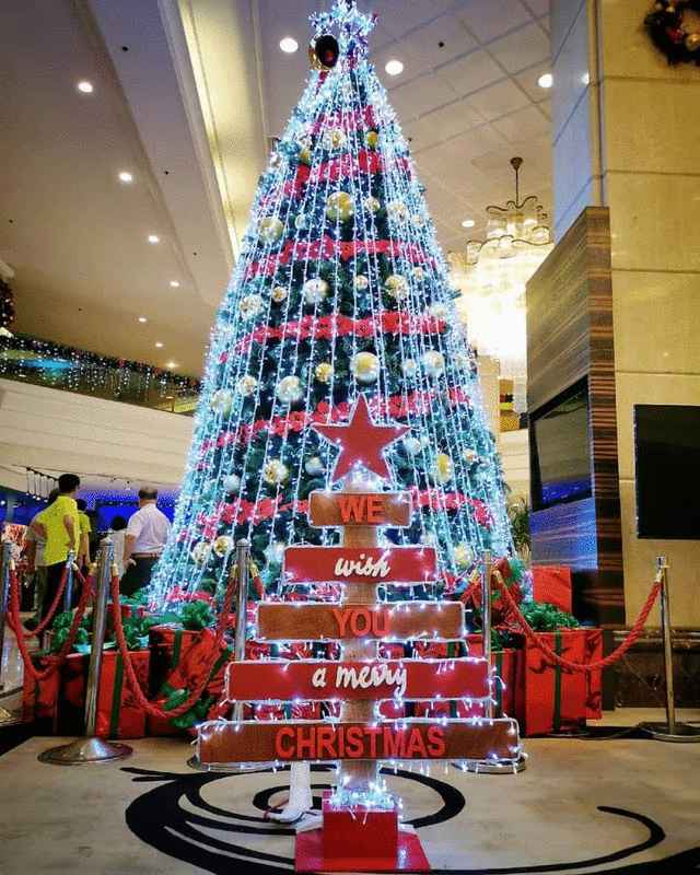 亚庇凯城酒店的大型圣诞树装饰。