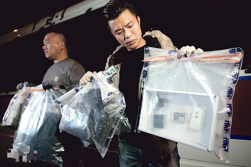香港警方展示在香港华仁书院检获土制炸弹的部份组件，包括电池及连有电线的胶盒。（图：香港明报）