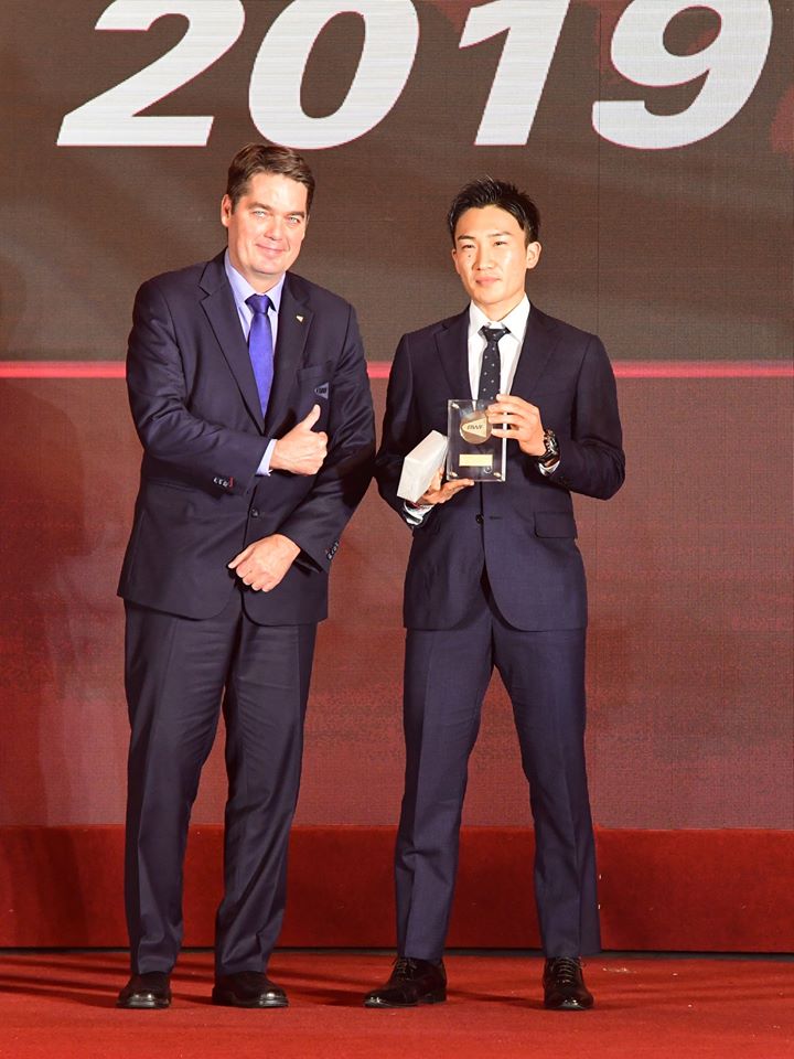 日本世界第一男单桃田贤斗（右）大热当选2019年最佳男球员。