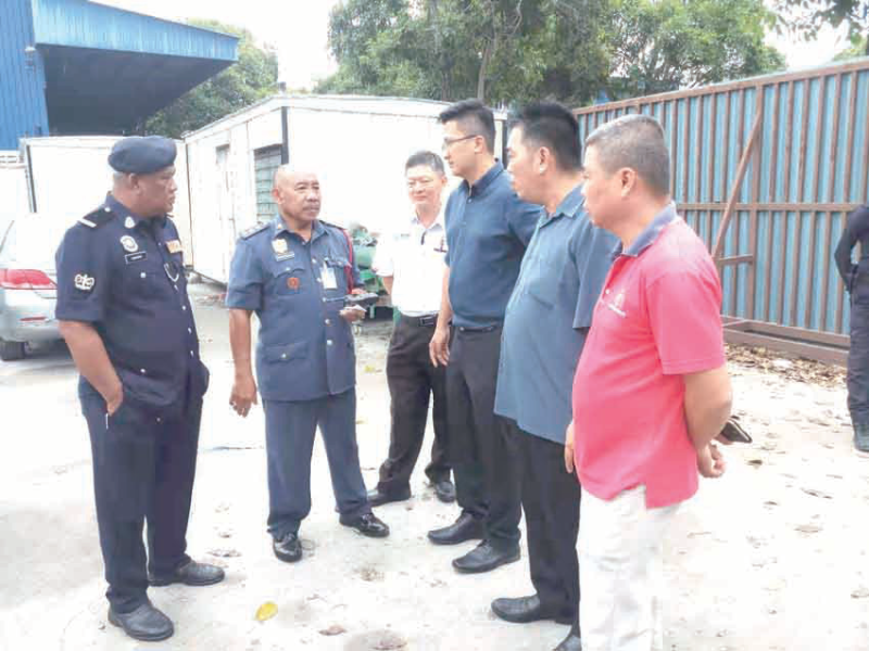 谢守钦(右三)向卡马鲁查曼(左二)瞭解火灾情况。出席的包括洪清顺(右起)及巫速发。