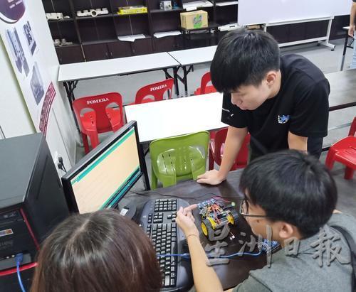 《应用电子专业课程》内容包含电子学、电气学、电路板制作、电气原理图设计等。