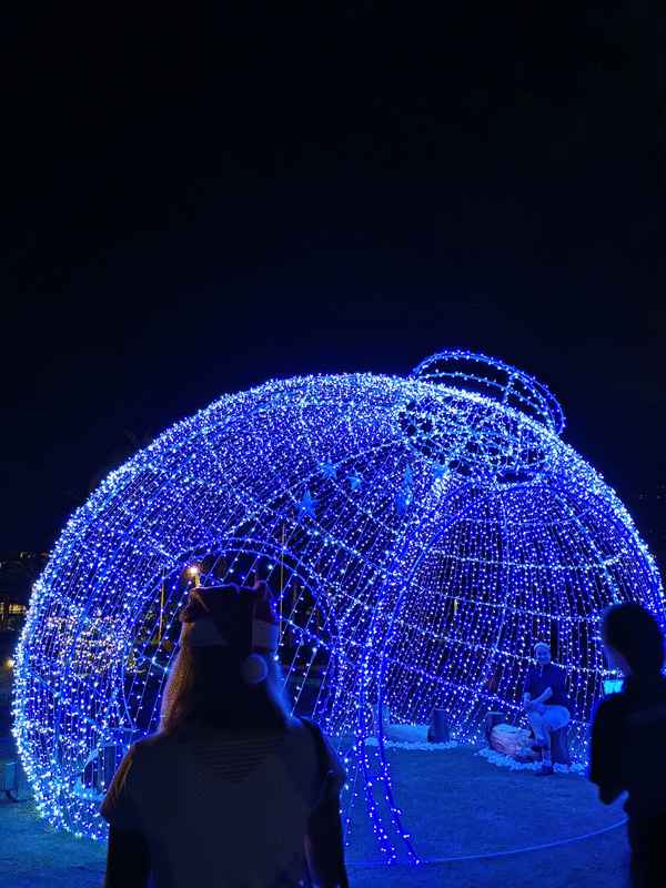 香格里拉丹绒亚路海滨度假村今年在圣诞节灯饰带着梦幻色彩，在大堂建筑物外的巨型萤光球成为人们相争打卡的地方。