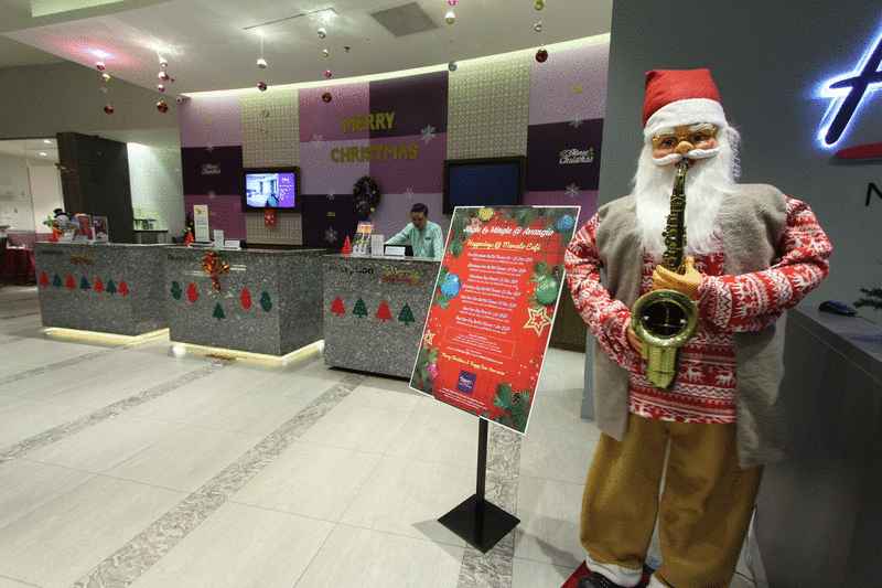 踏进Avangio酒店，自动感应的电动圣诞老人就会吹起萨克斯音乐跳舞迎宾，让客人心情欢愉。