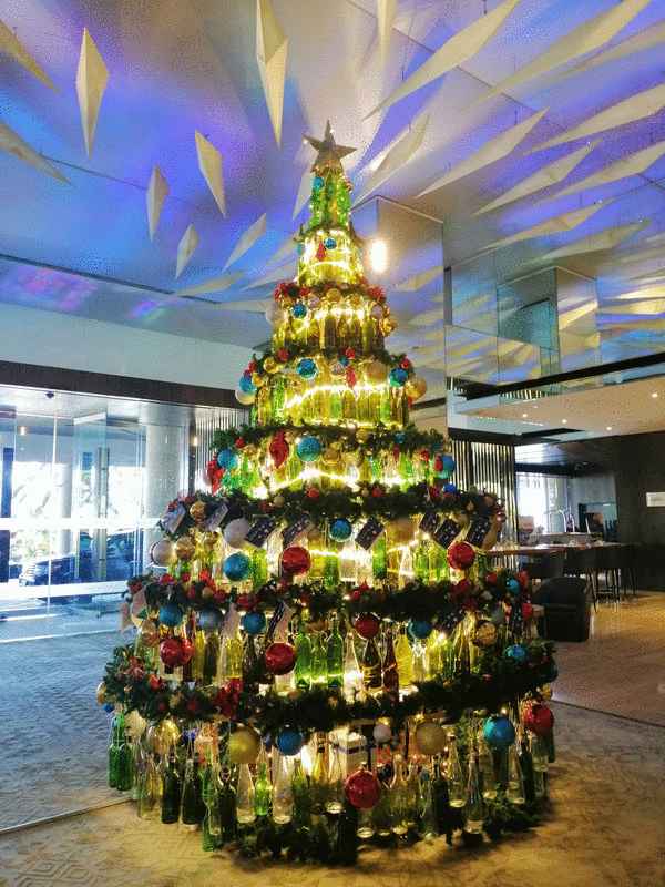 Le Meridien酒店今年用回收玻璃瓶製作15尺高圣诞树，民众可以从“树”上摘下一张圣诞许愿卡，然后购买卡内注明的物品，为希望之山和Woori Jib慈善之家的孩童送上圣诞礼物。