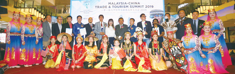 2019一带一路马中经贸與旅遊高峰交流会吸引逾100名来自马来西亚和中国的企业家齐聚一堂。後排左九起为依尔萬、李淋辉和阿尼斯玛末。