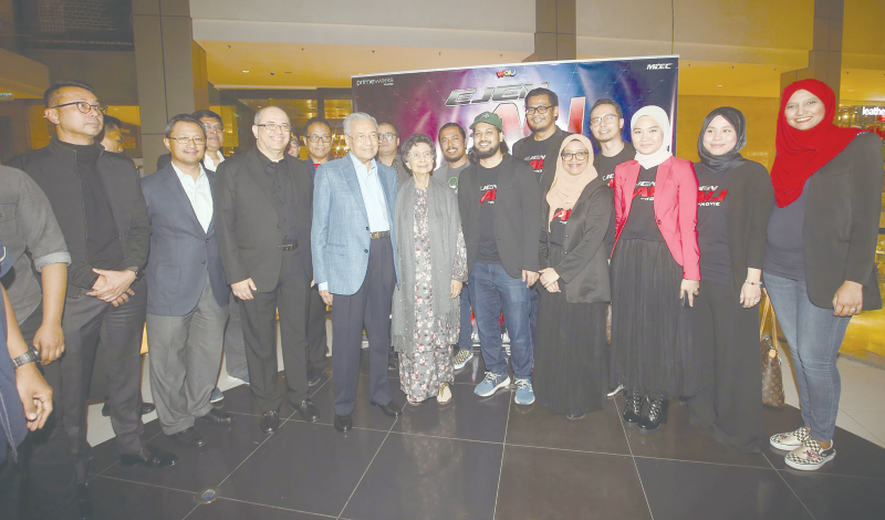 马哈迪（左四起）和茜蒂哈斯玛在特别放映会，观赏《特工阿里》。