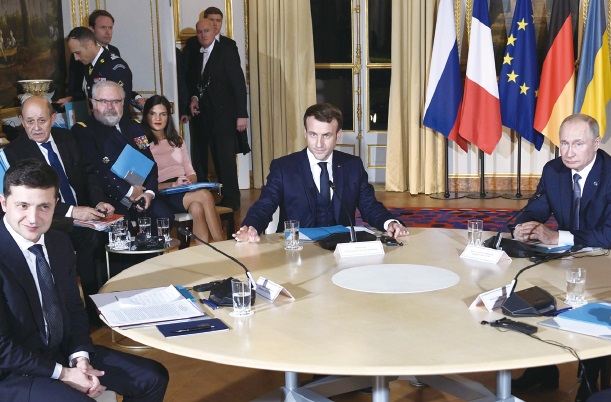 乌克兰总统泽伦斯基（左起）、法国总统马克龙、俄罗斯总统普汀，以及未入镜头的德国总理默克尔周一在爱丽舍宫举行四方会谈，俄乌两国同意以终结乌东战火为目的，双方在2019年杪内达成“彻底和全面的”的停火。（图：法新社）